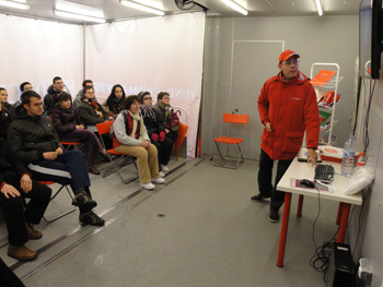 Momento de la parte teorico-práctica en la carpa de la Fundación Maphre.